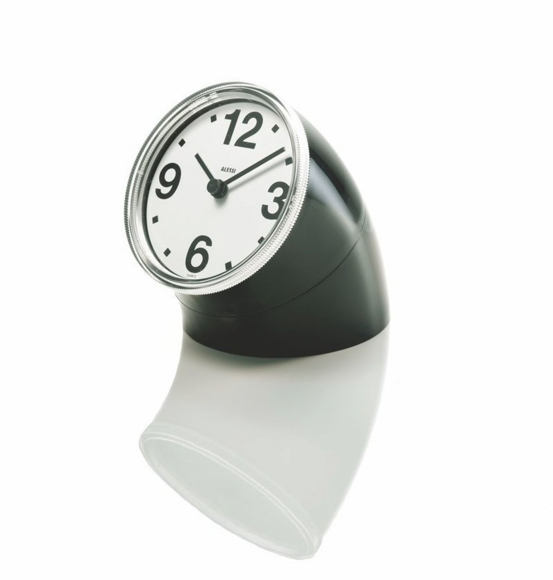 Schwarze Alessi Tischuhr "Cronotime" mit weißem Ziffernblatt und silbernem Rand auf glänzendem Untergrund.